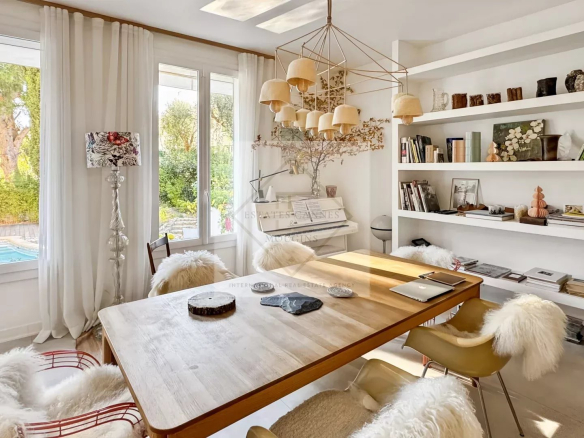 Intérieur d'une maison de ville à Cannes avec salle à manger lumineuse et décoration moderne.