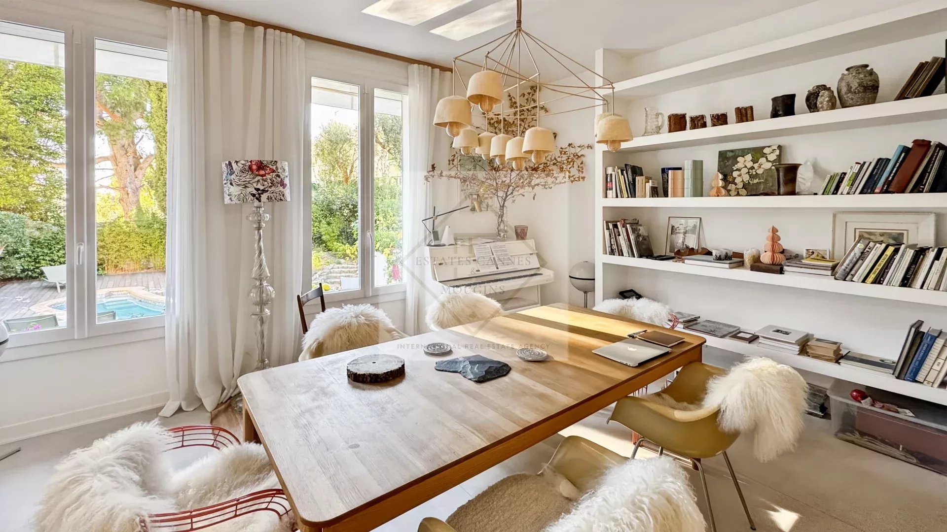 Intérieur d’une maison de ville à Cannes Intérieur d'une maison de ville à Cannes avec salle à manger lumineuse et décoration moderne.
