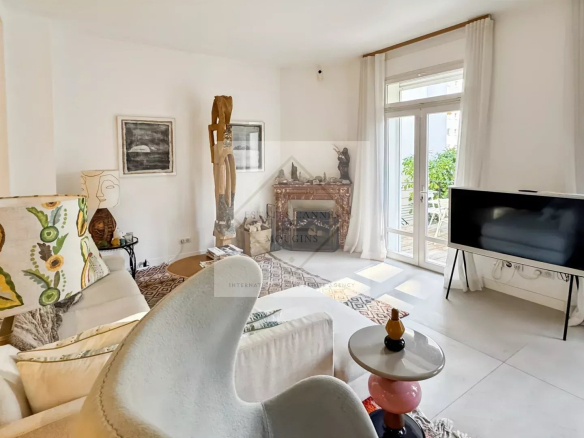 Intérieur d'une maison de ville à Cannes avec séjour lumineux et décoration moderne.