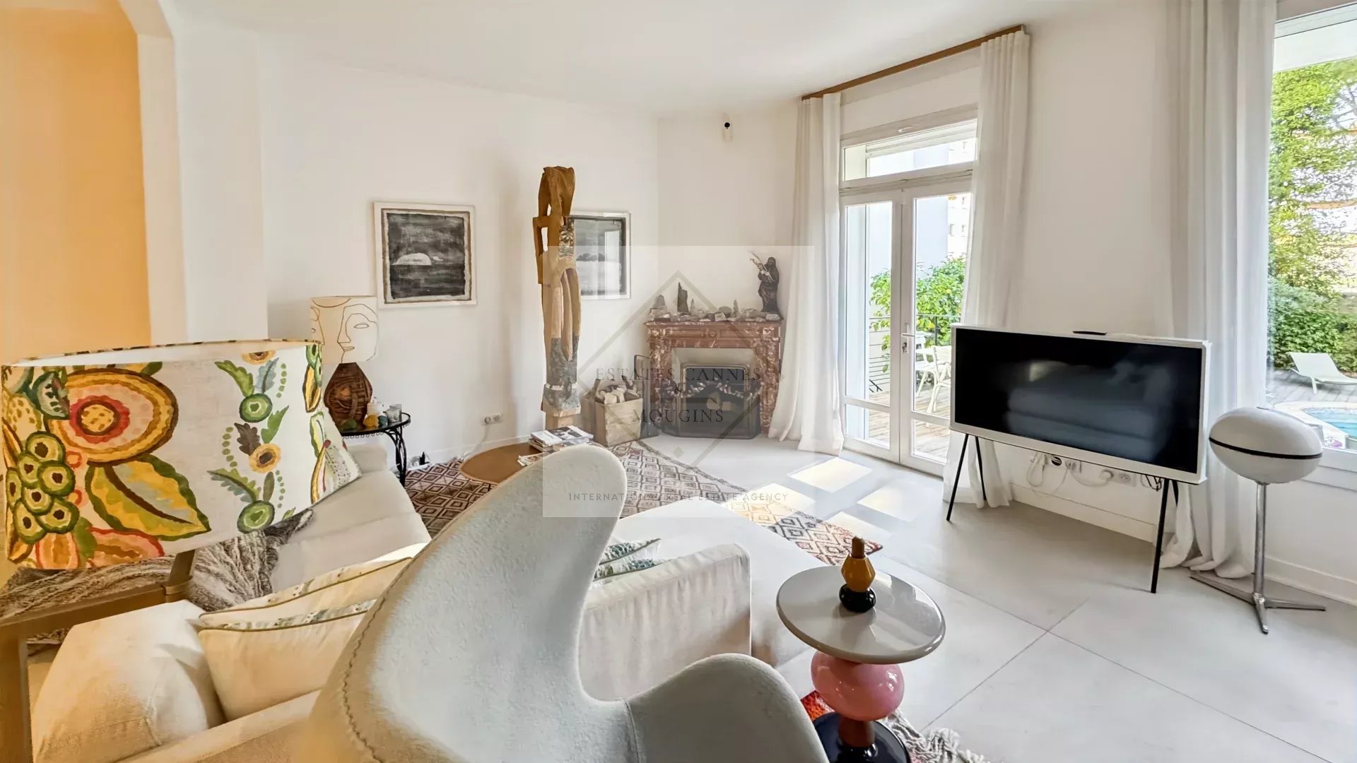 Séjour lumineux d’une maison à Cannes Intérieur d'une maison de ville à Cannes avec séjour lumineux et décoration moderne.