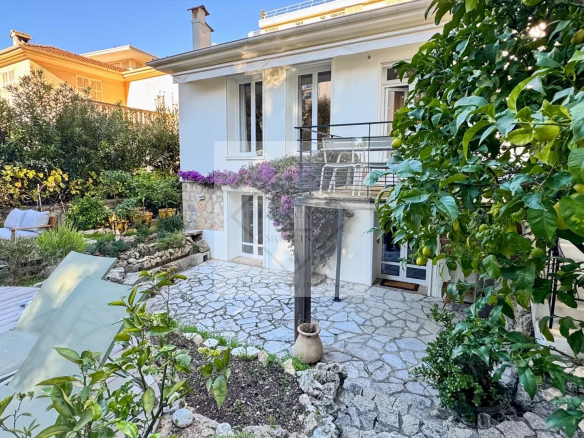Maison de ville avec piscine et jardin à Cannes, vue depuis l'extérieur.