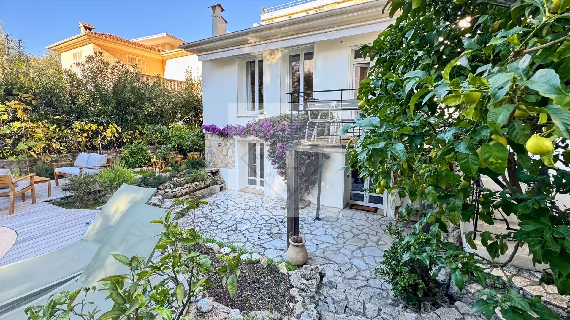 Maison de ville à Cannes avec piscine Maison de ville avec piscine et jardin à Cannes, vue depuis l'extérieur.