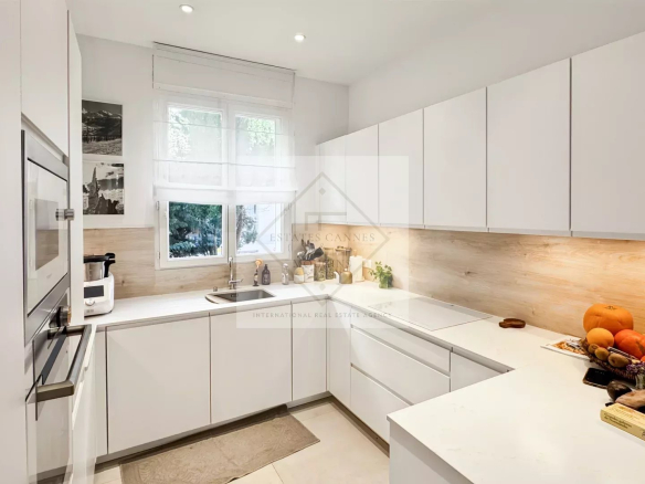Cuisine moderne et lumineuse dans une maison de ville à Cannes.
