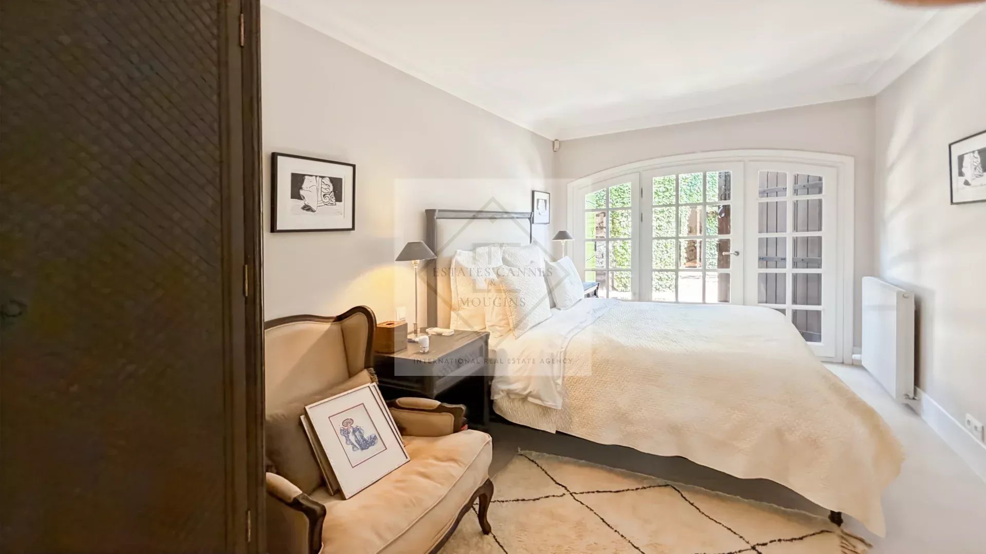 Chambre d’une maison en pierre à Antibes Chambre élégante d'une maison en pierre rénovée avec lumière naturelle à Antibes.