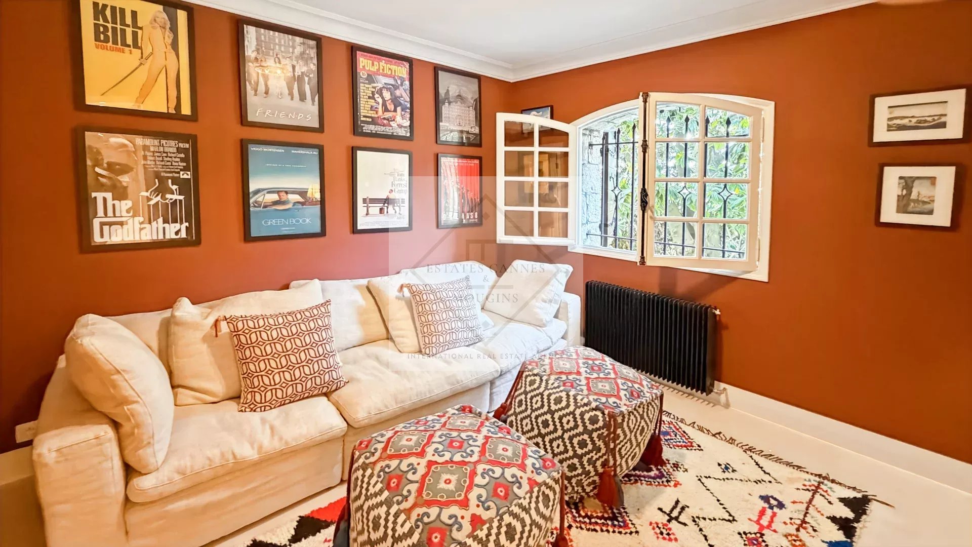 Salon d’une maison en pierre à Antibes Intérieur d'une maison en pierre rénovée avec un salon confortable et des œuvres d'art aux murs.