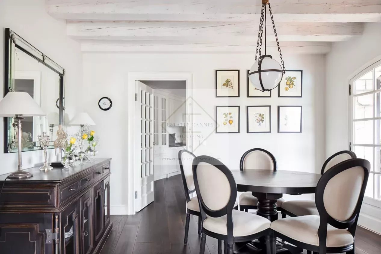 Salle à manger d’une maison en pierre à Antibes Intérieur d'une maison en pierre rénovée avec une salle à manger élégante et des œuvres d'art aux murs.