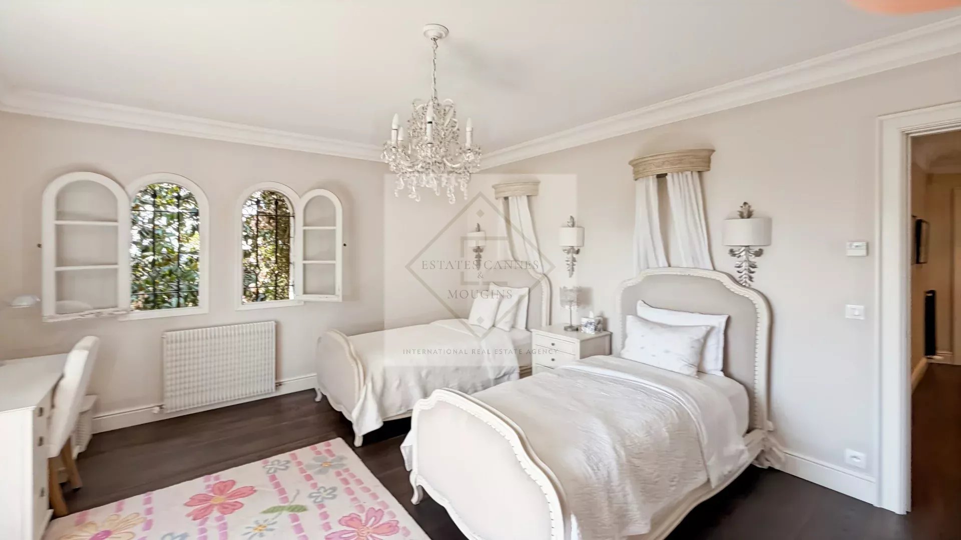 Chambre élégante à Antibes Chambre élégante avec deux lits, décorée dans des tons clairs et un lustre, à Antibes.