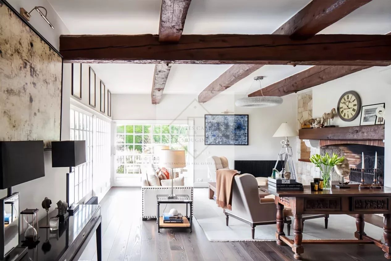 Intérieur d’une maison en pierre à Antibes Intérieur d'une maison en pierre rénovée avec des poutres apparentes et un mobilier élégant à Antibes.