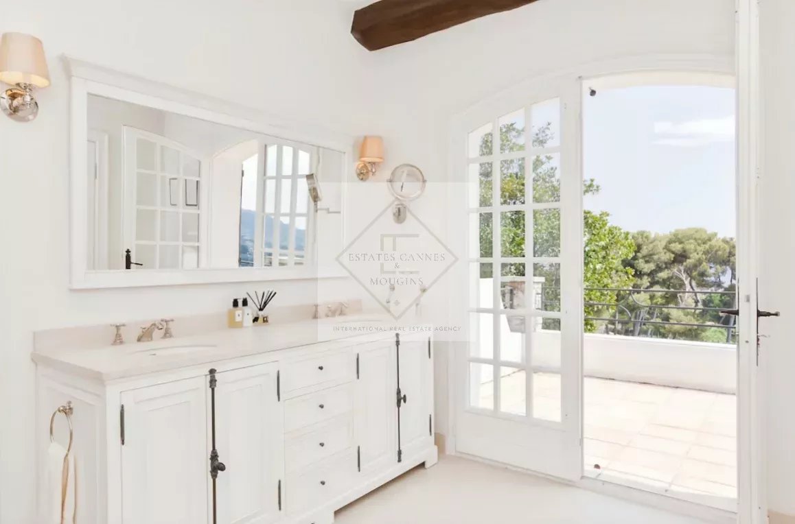 Salle de bain élégante à Antibes Salle de bain lumineuse avec miroir et accès à une terrasse