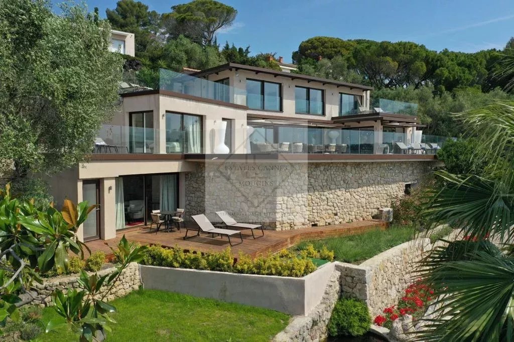 Modern villa for rent in Mougins Modern villa with sea view in Mougins, surrounded by greenery and terraces.