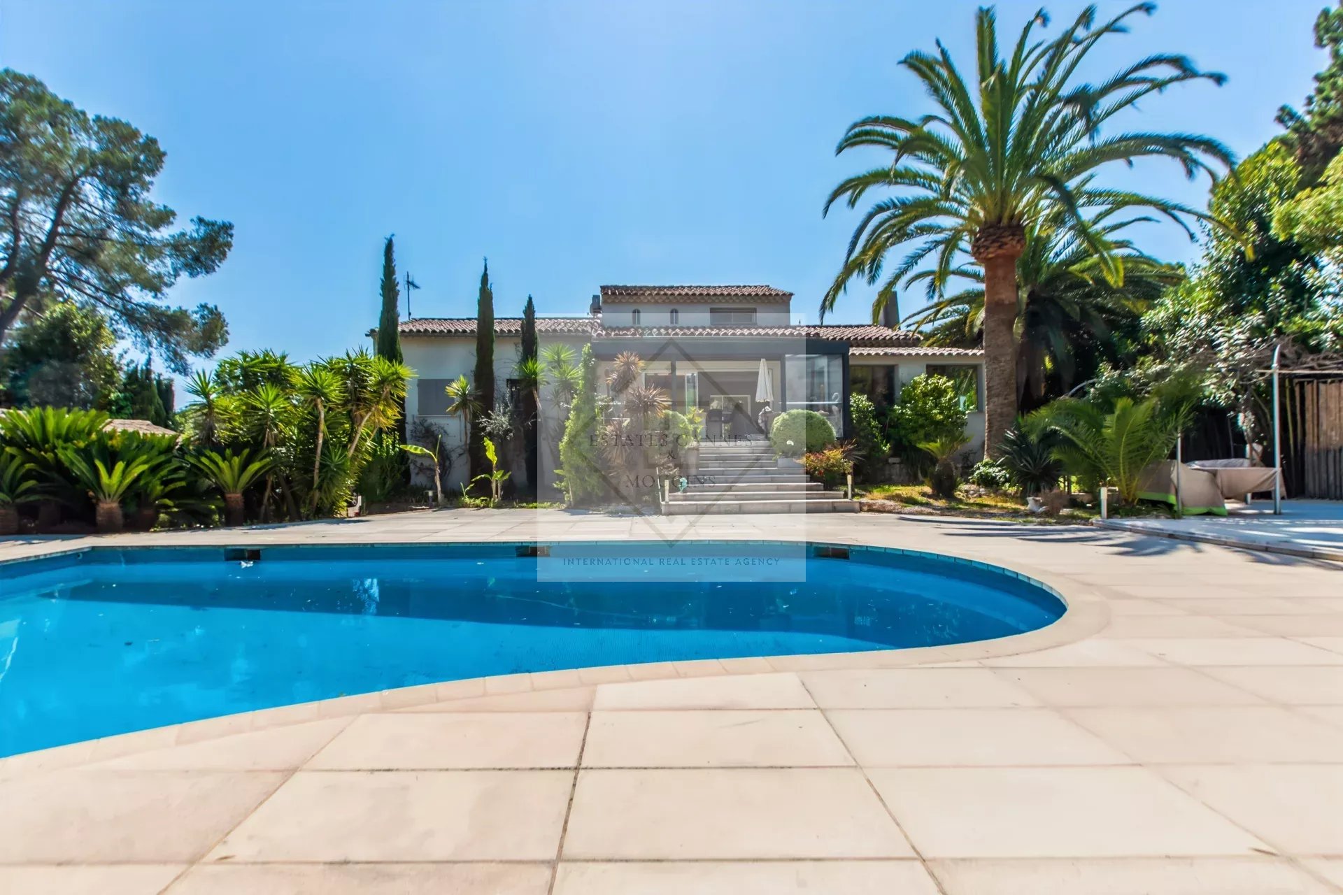 Villa provençale à Mougins Villa provençale avec piscine et palmiers à Mougins, dans un cadre paisible et sécurisé.