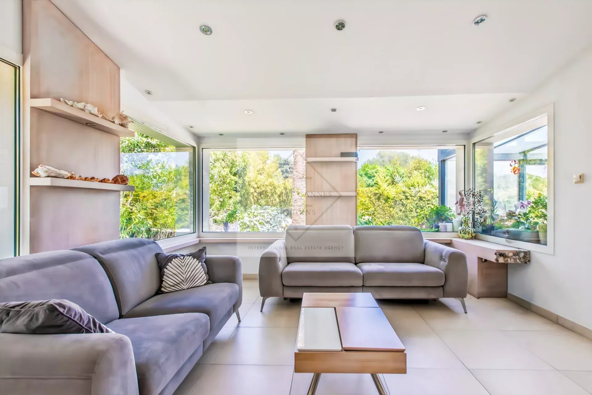 Salon lumineux d’une villa à Mougins Intérieur d'une villa provençale avec un salon lumineux et moderne, fenêtres sur la verdure.
