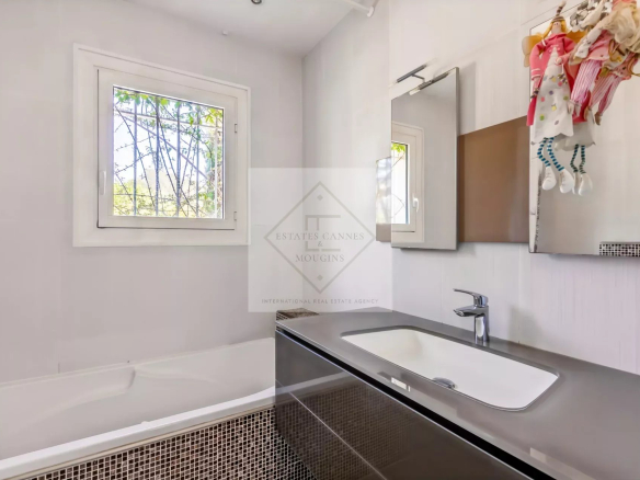 Salle de bain moderne avec baignoire et lavabo dans une villa à Mougins.