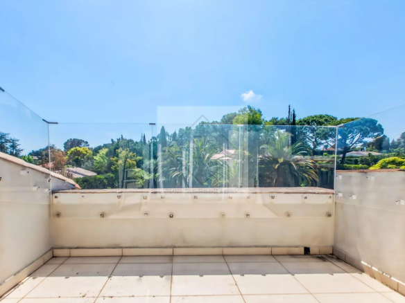 Terrasse d'une villa provençale avec vue sur la verdure à Mougins