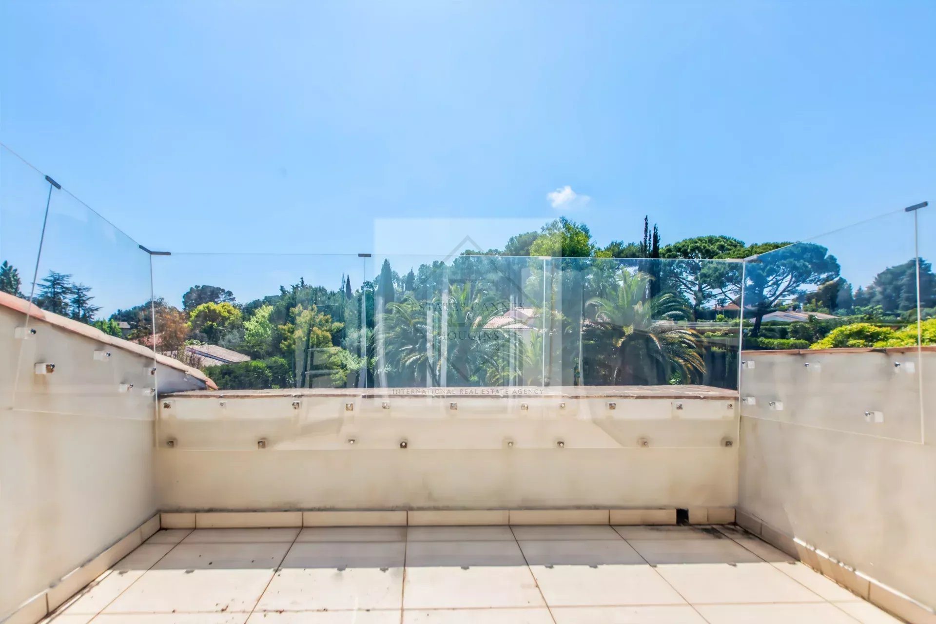 Terrasse de villa à Mougins Terrasse d'une villa provençale avec vue sur la verdure à Mougins
