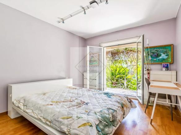 Chambre d'une villa provençale avec accès à un jardin, murs peints en violet.
