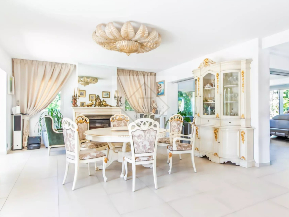 Intérieur d'une villa provençale avec salle à manger élégante et mobilier classique.