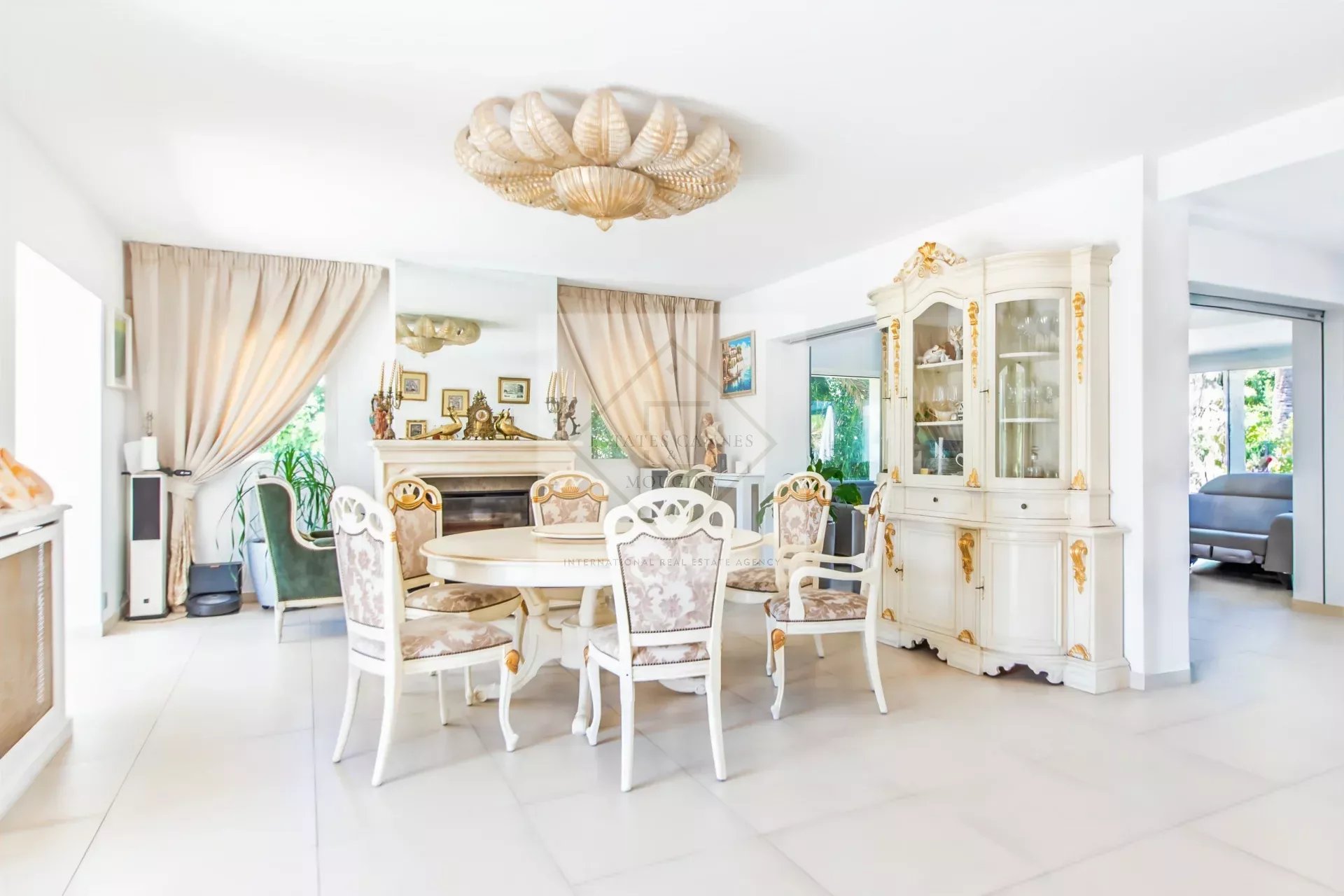 Intérieur d’une villa provençale à Mougins Intérieur d'une villa provençale avec salle à manger élégante et mobilier classique.