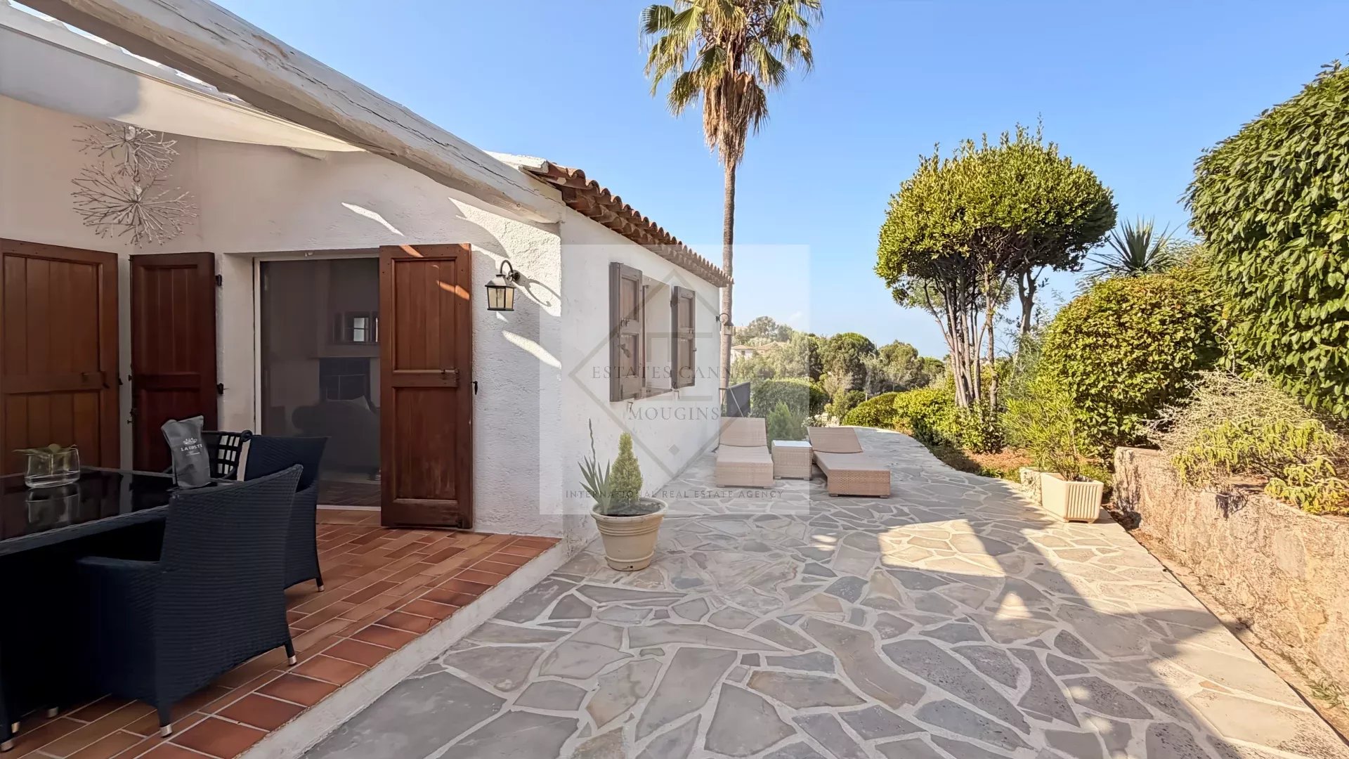 Villa provençale à Super Cannes avec vue sur la mer et jardin.