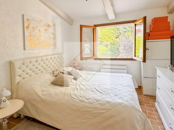 Chambre d'une villa provençale à Super Cannes, avec fenêtre et lit double.