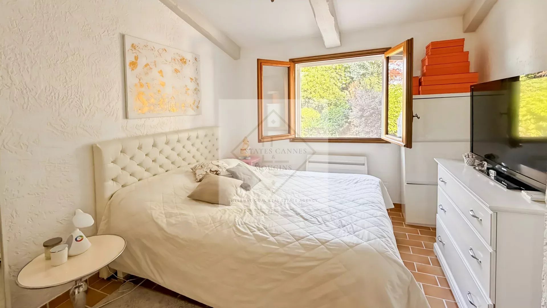 Chambre d'une villa provençale à Super Cannes, avec fenêtre et lit double.