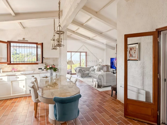 Intérieur d'une villa provençale à Super Cannes, avec cuisine et salon lumineux.
