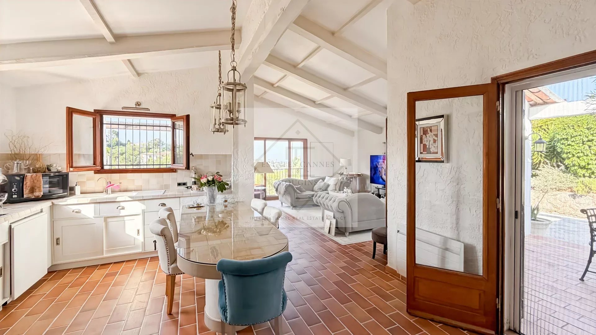 Intérieur d'une villa provençale à Super Cannes, avec cuisine et salon lumineux.