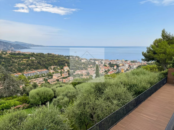 Vue panoramique sur la mer et la ville depuis une villa provençale à Roquebrune-Cap-Martin.