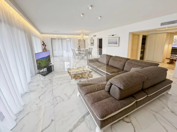 Intérieur d'une villa provençale moderne avec un salon spacieux et lumineux.