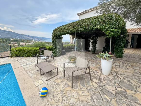 Terrasse d'une villa provençale avec piscine et vue sur les montagnes