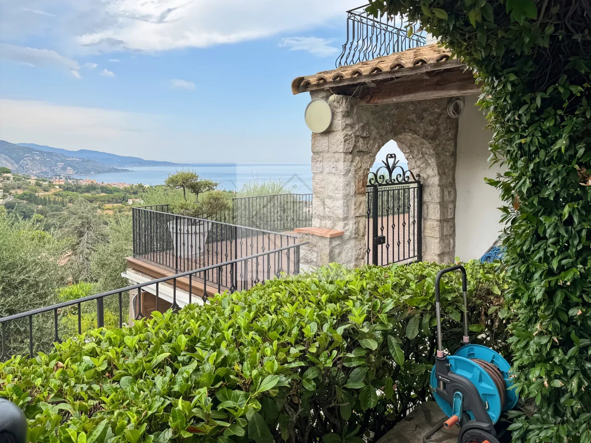 Vue depuis la villa provençale avec balustrade et mer au loin à Roquebrune-Cap-Martin.