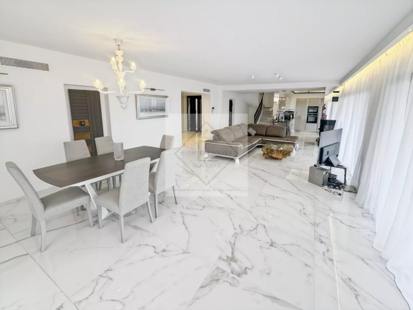 Intérieur d'une villa provençale moderne avec salon et salle à manger spacieuse.