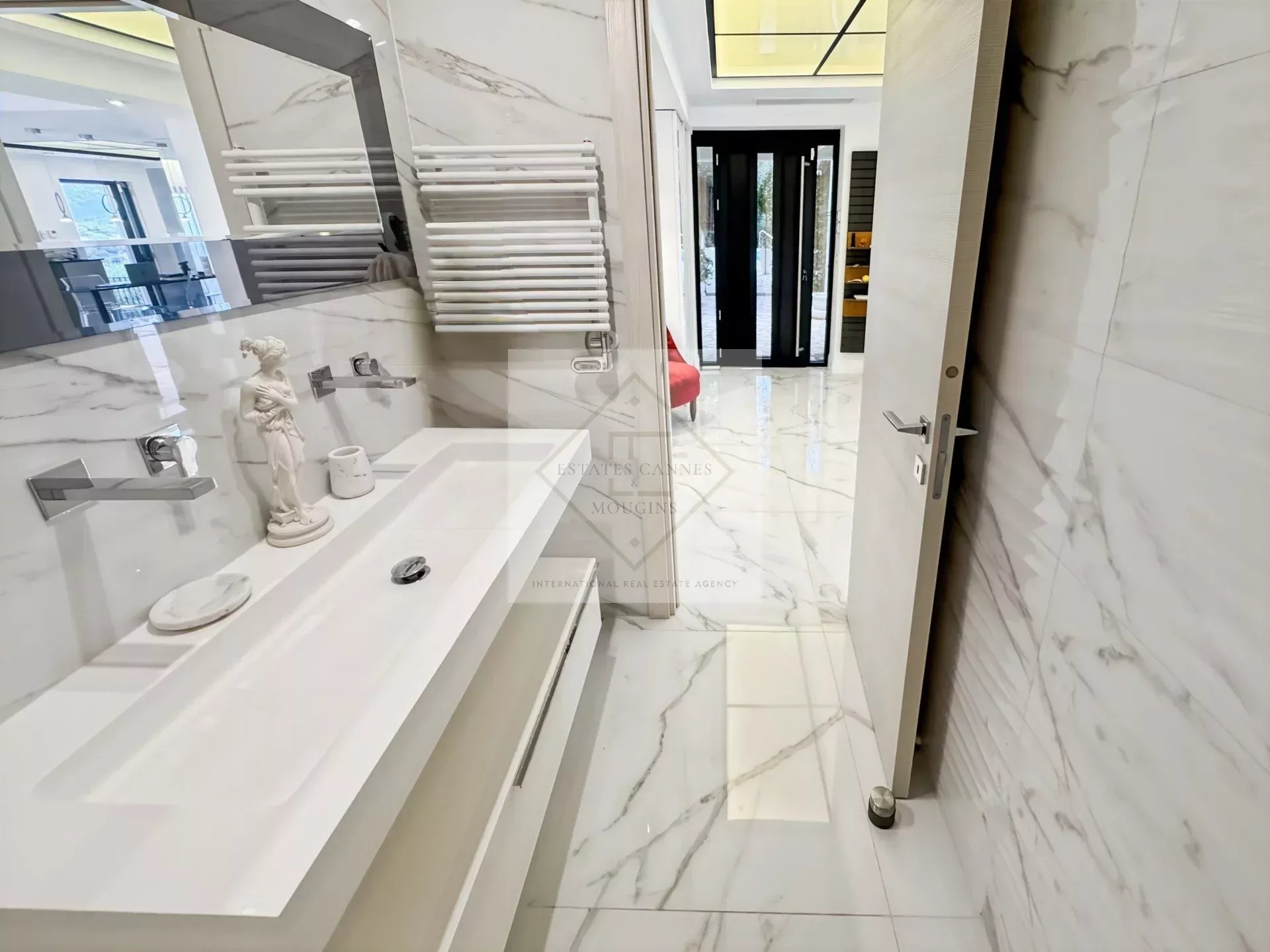 Salle de bains moderne avec marbre et lavabo dans une villa provençale.