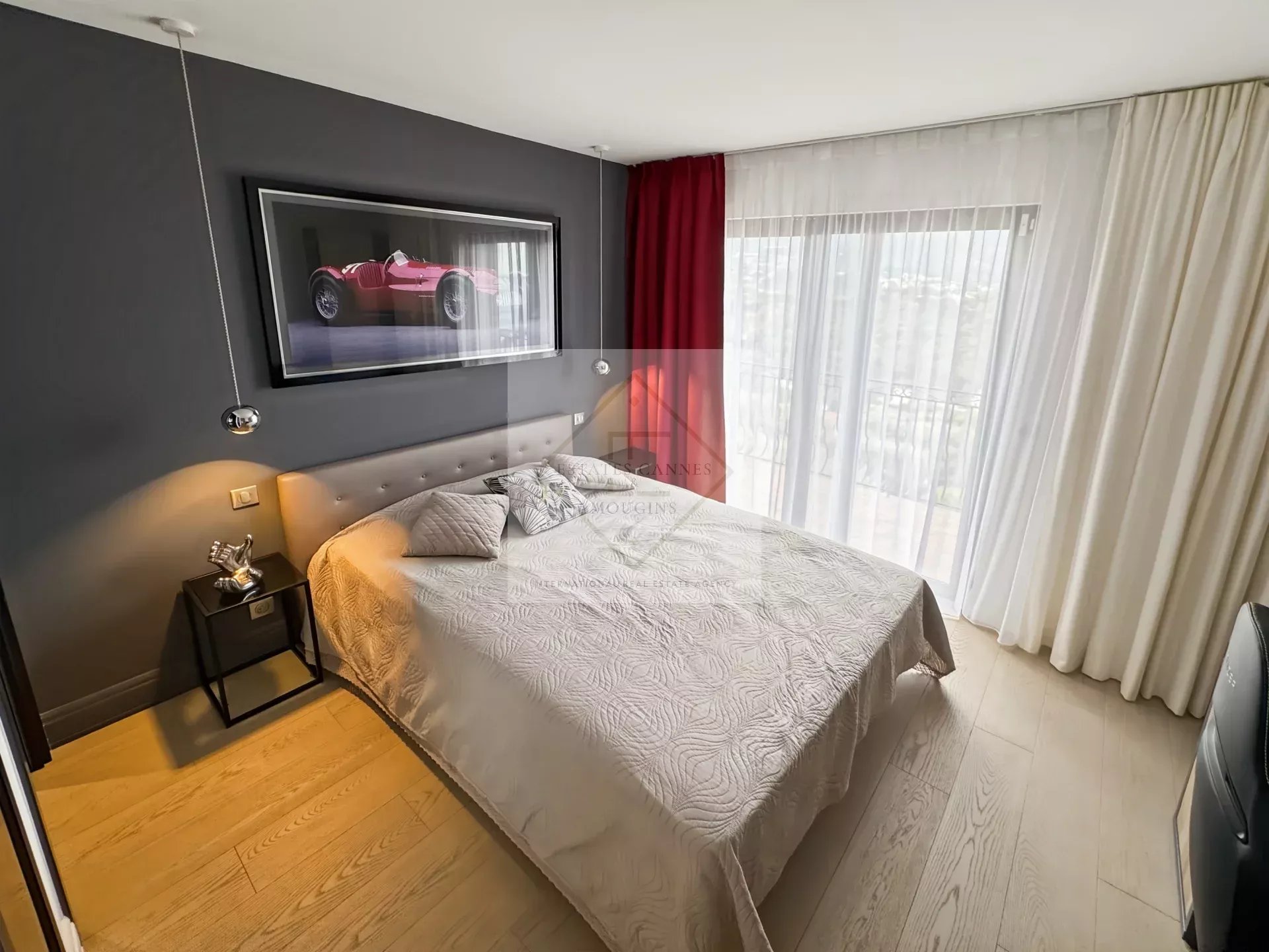 Chambre d'une villa provençale à Roquebrune-Cap-Martin, avec lit double et décoration moderne.