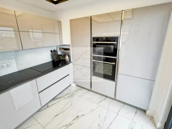 Cuisine moderne et élégante d'une villa provençale à Roquebrune-Cap-Martin.