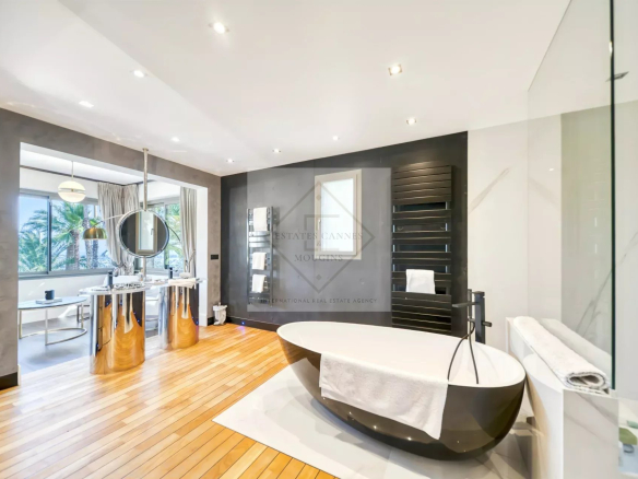 Salle de bain moderne avec baignoire sur pieds et décoration élégante.