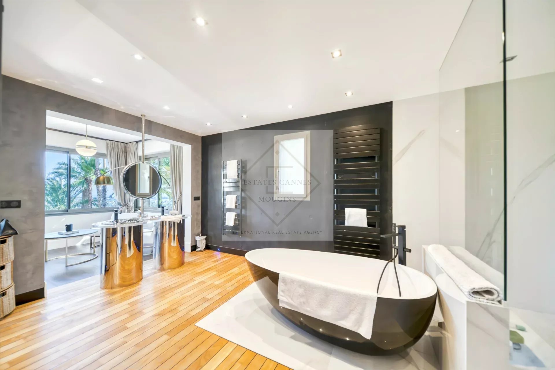 Salle de bain moderne avec baignoire sur pieds et décoration élégante.