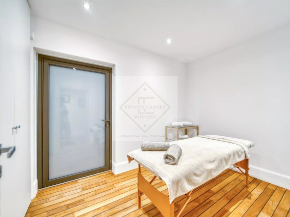 Intérieur d'une villa avec une table de massage et un sol en bois.