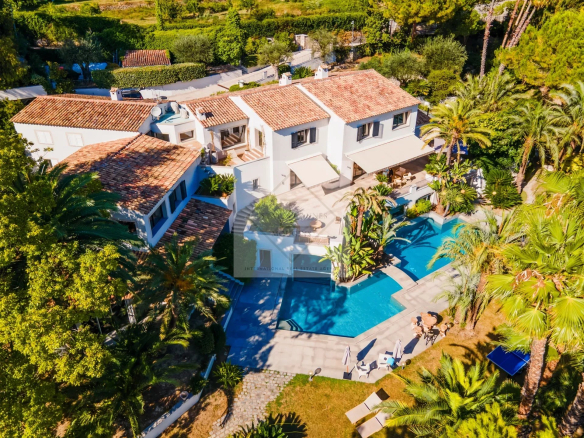 Vue aérienne d'une villa avec piscine et jardins luxuriants à Saint-Paul-de-Vence.