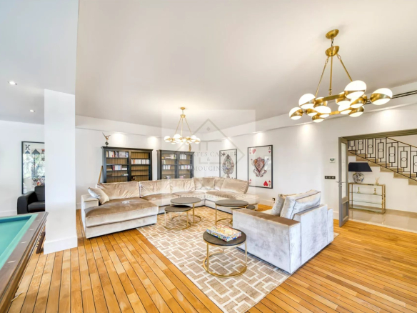 Intérieur d'une villa moderne avec salon spacieux et mobilier élégant.