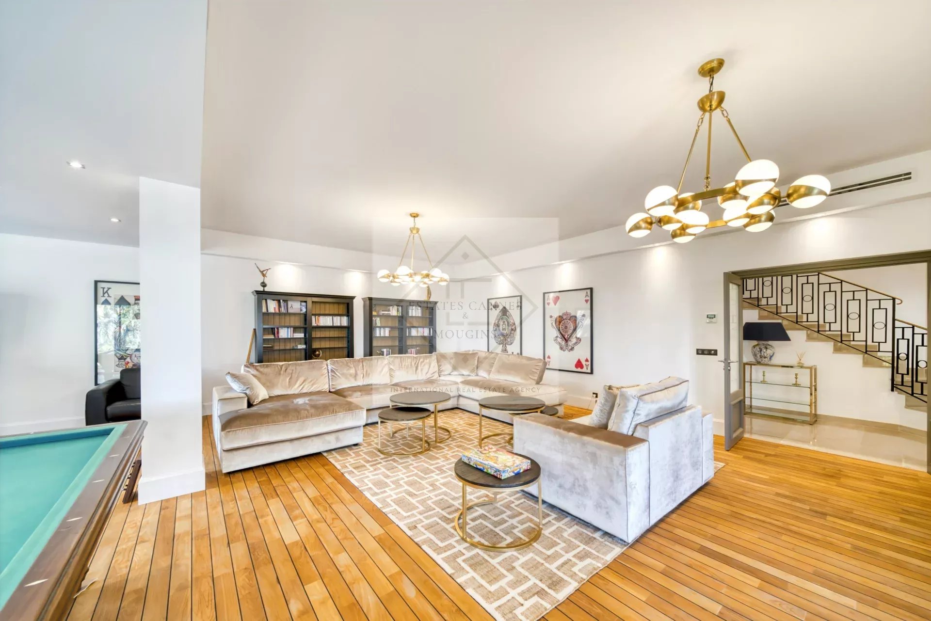 Intérieur d'une villa moderne avec salon spacieux et mobilier élégant.