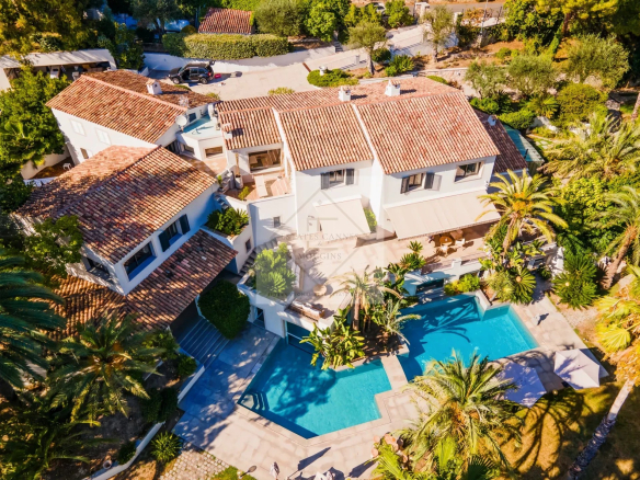 Vue aérienne d'une villa avec piscine et jardins luxuriants à Saint-Paul-de-Vence.