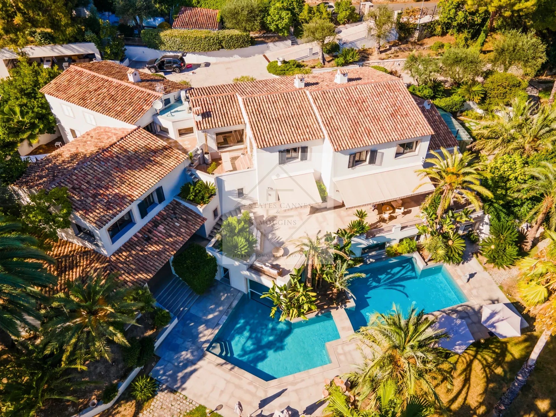 Vue aérienne d'une villa avec piscine et jardins luxuriants à Saint-Paul-de-Vence.
