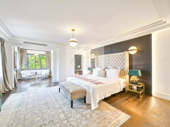 Chambre spacieuse d'une villa à Saint-Paul-de-Vence avec décoration élégante et lumière naturelle.