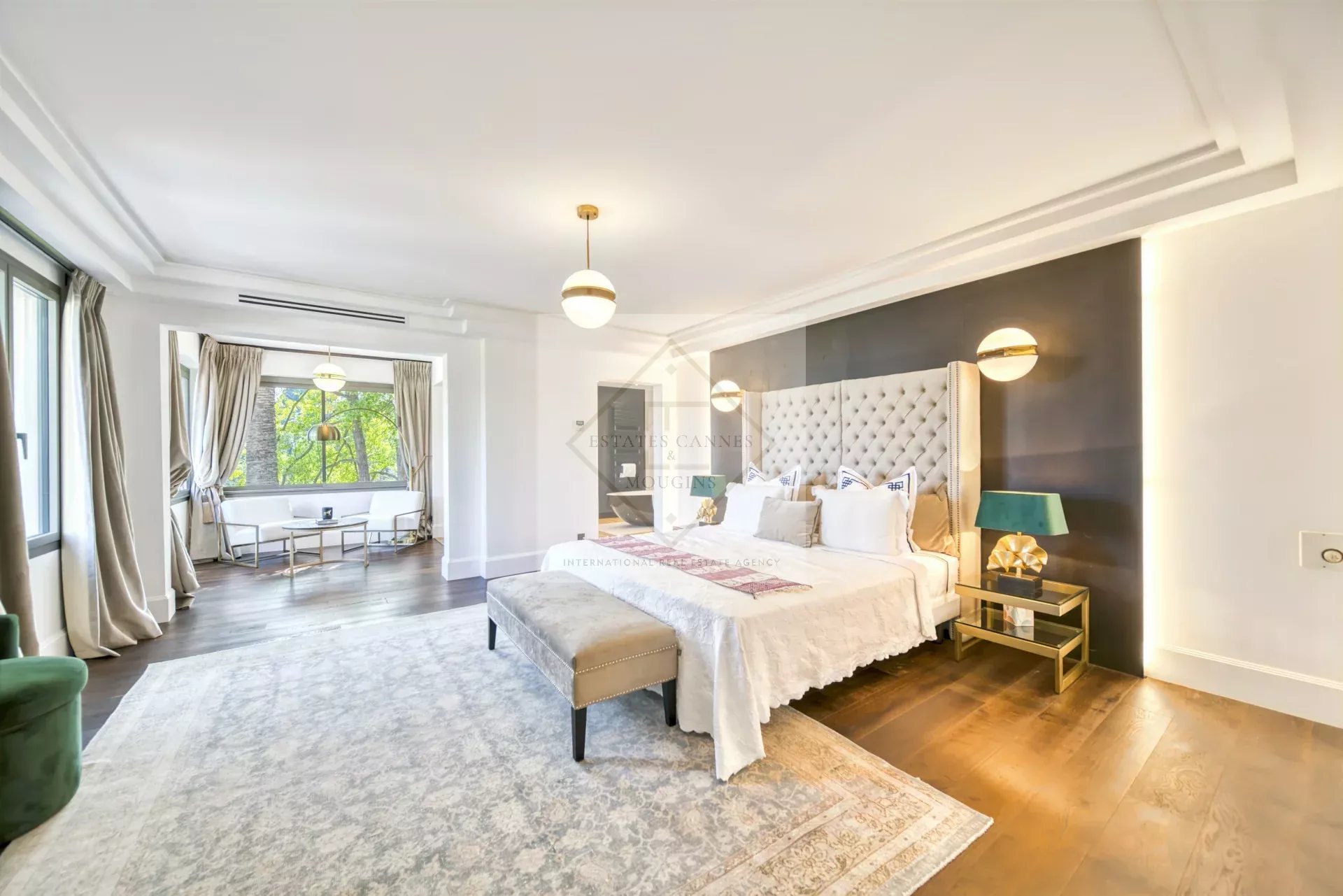 Chambre spacieuse d'une villa à Saint-Paul-de-Vence avec décoration élégante et lumière naturelle.