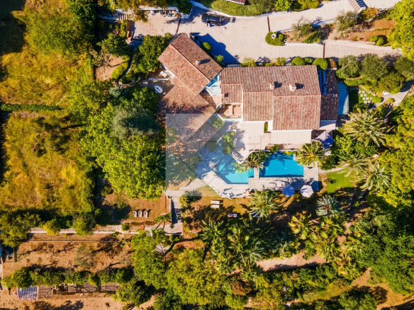 Vue aérienne d'une villa avec piscine et jardins luxuriants à Saint-Paul-de-Vence.