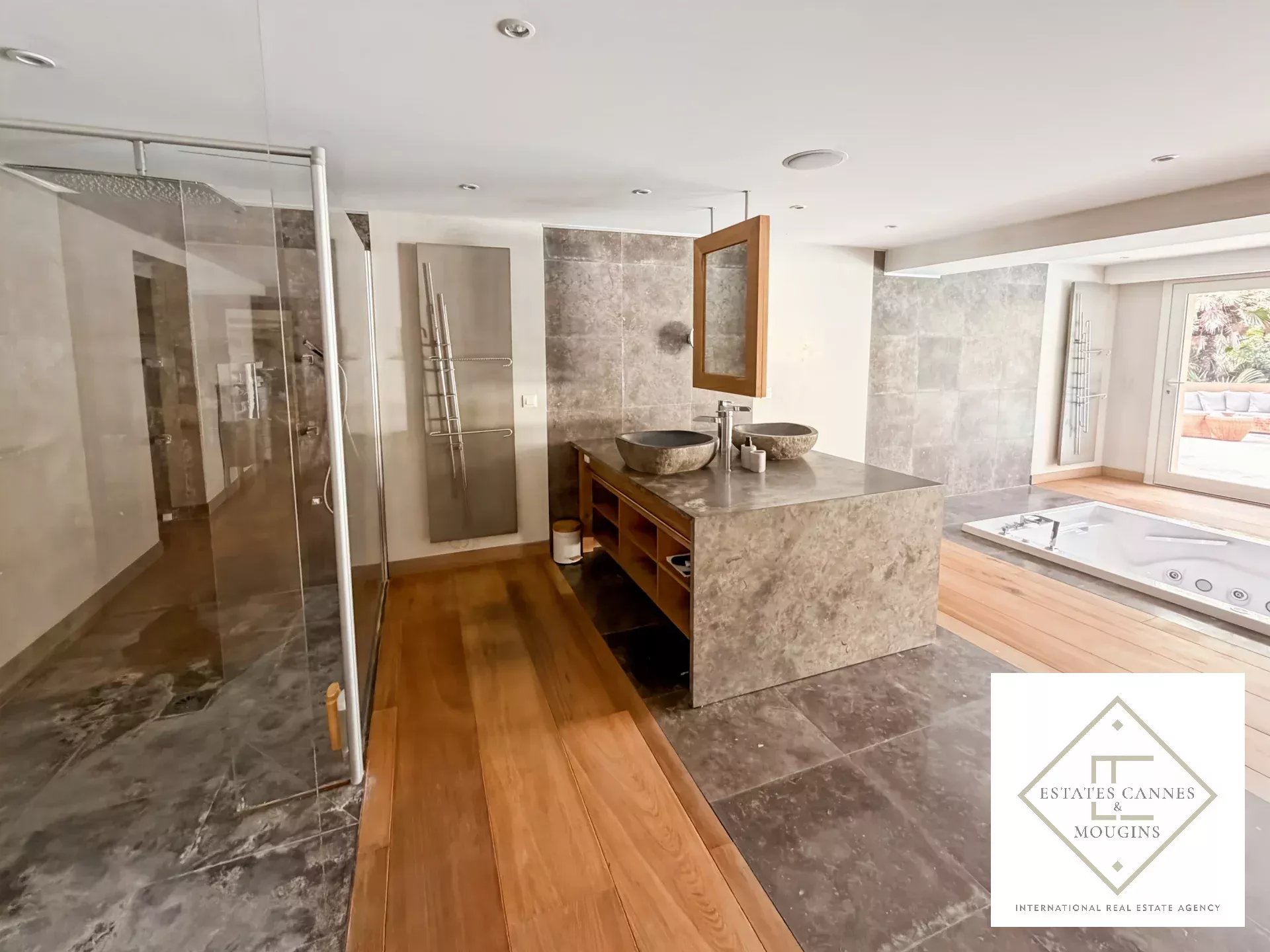 Intérieur moderne d'une villa avec salle de bain et espace de vie en bois et pierre.