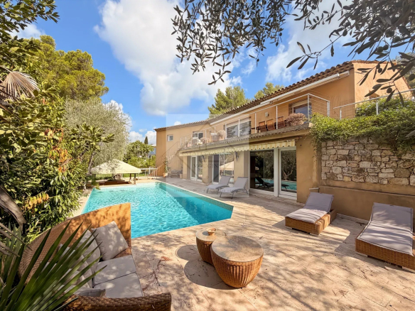 Villa de 430 m² avec piscine et jardin à Roquefort-les-Pins