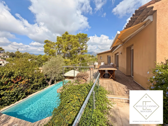 Vue de la villa avec piscine et terrasse à Roquefort-les-Pins.