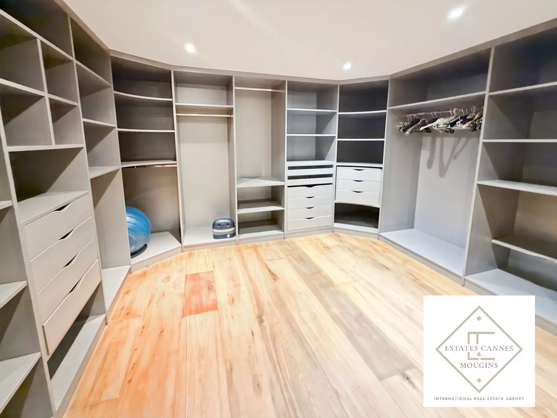 Dressing spacieux avec rangements dans une villa à Roquefort-les-Pins.